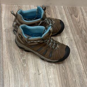 Keen Women;s Voyagur Brown Hiking Shoes with Blue Interior size 8 missing insole